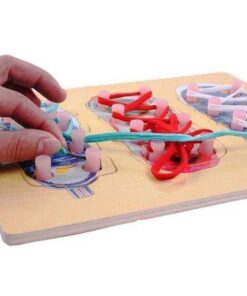 Joc puzzle lemn Invatam sa ne legam sireturile 03.jpg