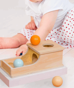 Cutia permanentei Montessori cu bile si ciocan 04.png