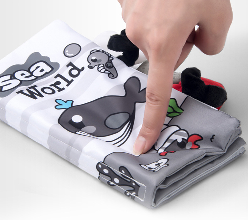 Set 6 carti textile si senzoriale pentru bebelusi 0 luni Alb negru 05.png