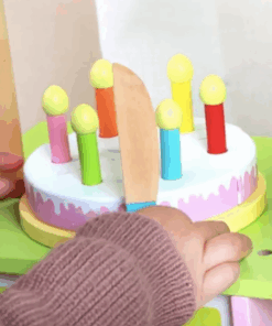 Stand din lemn Cofetarie cu tort si prajituri de feliat 59 cm 3 ani 08.png