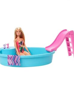 Papusa Barbie la piscina