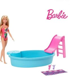Papusa Barbie la piscina