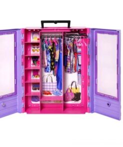 Papusa Barbie si dulapul sau cu haine