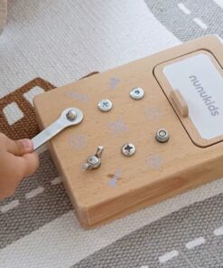 Mini Busy Board cu activitati insurubeaza si desurubeaza, NUNUKIDS, 3 ani +