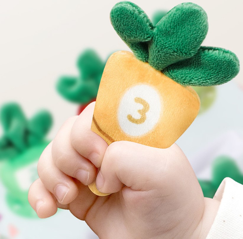 Jucarie educativa si senzoriala bebe, Cub textil cu servetele si joc de motricitate, 6 luni+ - imagine 4
